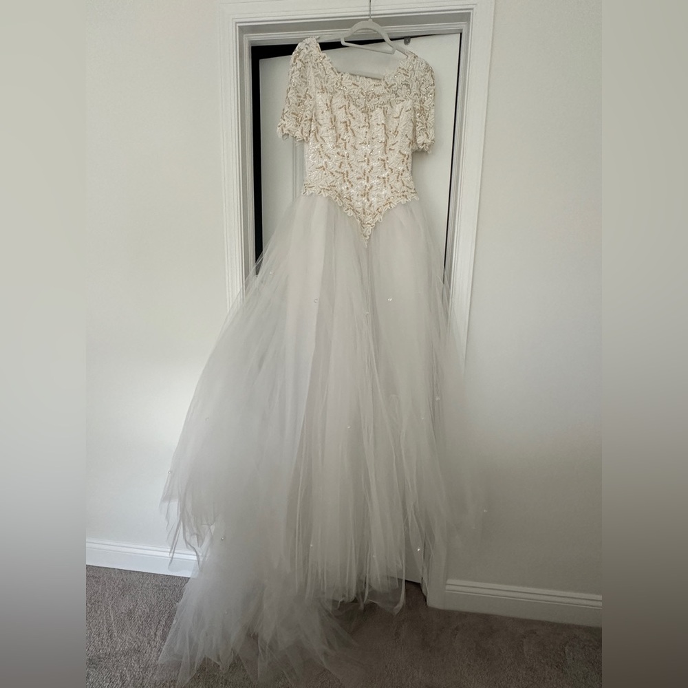 Vintage White Sweetheart Wedding Gown